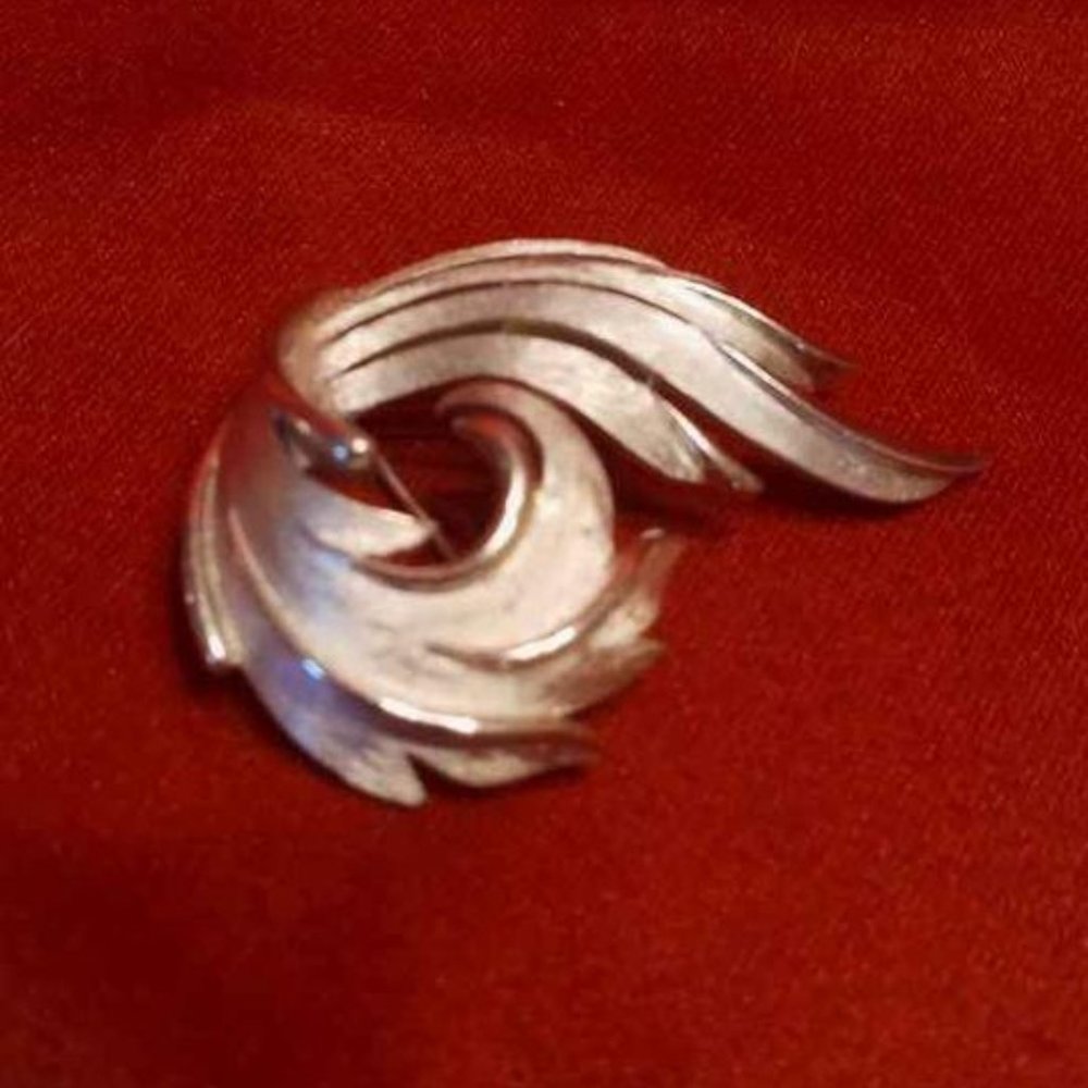 UNIQUE CROWN TRIFARI PERIOD STYLE PIN FROM 1955-1969 DESIGN